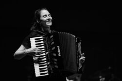 accordeon lady